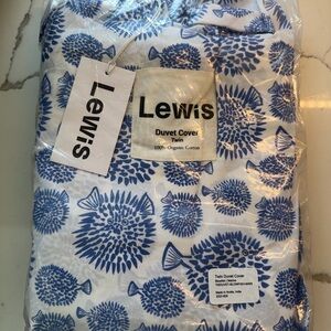 Lewis Twin duvet cover with Blue blowfish Design NWT